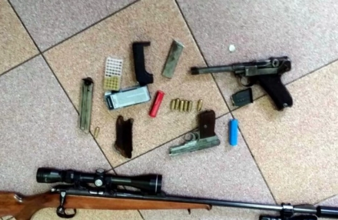Policjanci z olsztyńskiego zarządu CBŚP zatrzymali dwóch mężczyzn, u których znaleźli broń, amunicję i materiały wybuchowe.