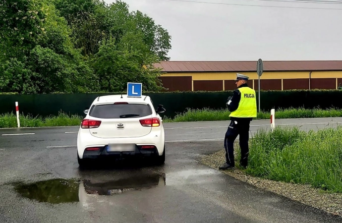 {Policjanci ukarali instruktora nauki jazdy.}