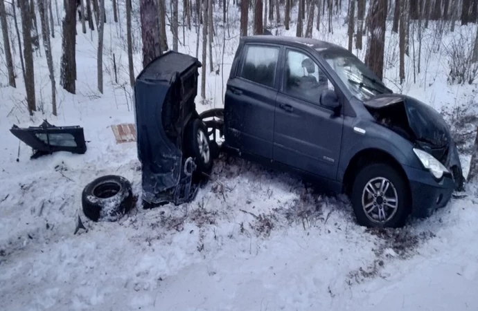 Siła uderzenia rozerwała auto na pół