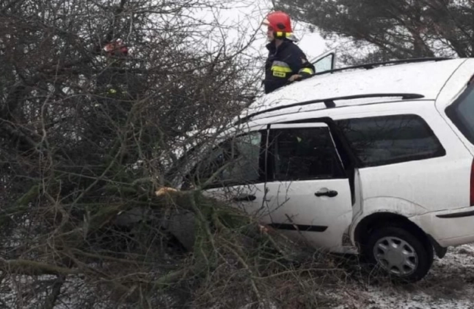 {Choć w ciągu dnia temperatura sugeruje nadejście wiosny, w nocy spada poniżej zera – warto więc uważać na drogach.}